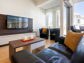 großer HD-TV und 2 Sessel