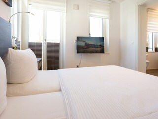 2. Schlafzimmer mit Doppelbett, HD und Kleiderschrank