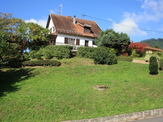 Ferienhaus liegt auf ein kleinen hügel  Gite Bellevue