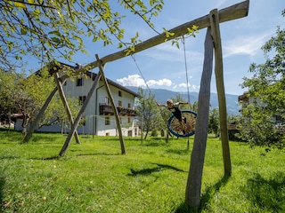 Garten mit coolen Schaukeln