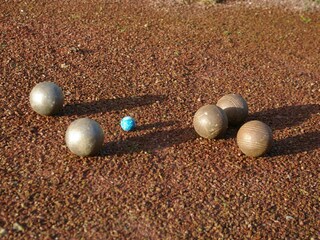 Boule-spielen auf der hauseigenen Boulebahn