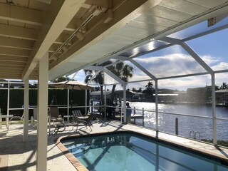 Pool & Terrasse am Morgen