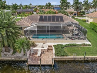 Dream location on a wide canal with private boatdock