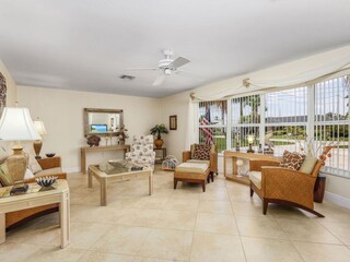 Light flooded living area with TV & HiFi