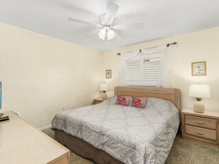 Guest room Captiva with King bed and TV