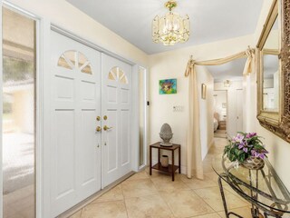 Entrance with hallway to the guest area