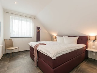 Wohlfühl-Schlafzimmer (2 von 3) mit Full-HD-TV im OG