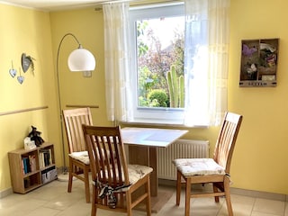 Das Wohnzimmer bietet einen schönen Blick in den Garten