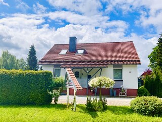 Das Haus vorn, mit Parkplatz