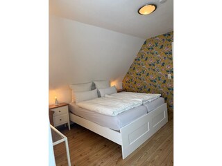 Schlafzimmer mit Doppelbett