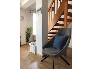 Wohnzimmer mit Treppe ins DG
