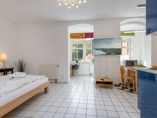 Der Wohnbereich mit Flat-TV.