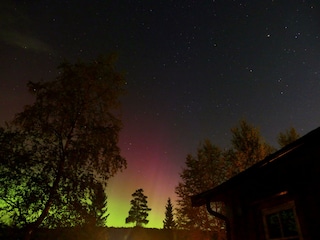 Norgehytte im Polarlicht