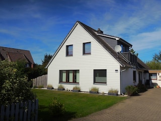 Hausfront mit Garten