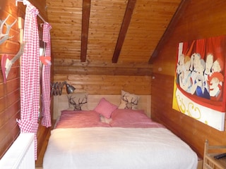 Schlafzimmer mit Loggia und Doppelbett in der Nische