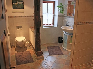 WC - Bad; Dusche ist rechts