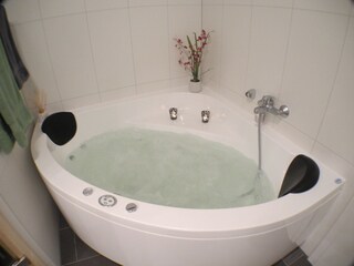 Wellnessbad mit Whirlpool ...