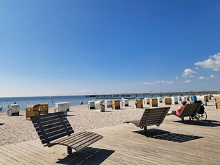 Bänke mit Blick auf die Ostsee