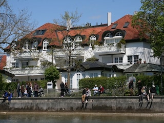 Blick auf die Villa vom Wasser aus