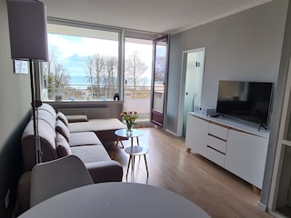 Blick zur Küche und Balkon