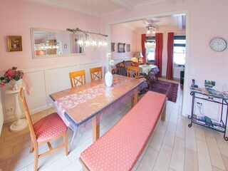 Rechts der Küche Bereich Essen/Wohnen