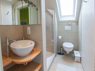 Weiteres Duschbad mit Fenster oben