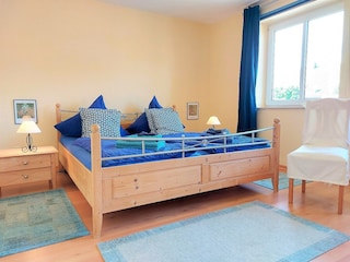 hübsches Schlafzimmer mit frisch bezogenen Betten