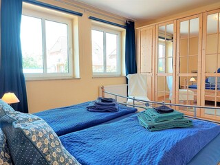 hübsches Schlafzimmer mit frisch bezogenen Betten