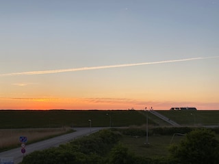 Sonnenuntergang übern Deich vom Balkon genießen