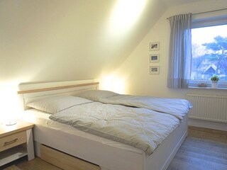 Schlafzimmer mit Doppelbett