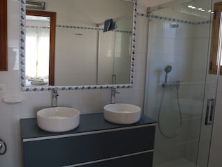 EN SUITE SHOWER ROOM