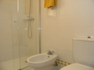 SECOND SHOWER ROOM