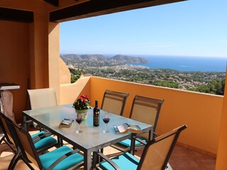 Überdachte Terrasse mit spektakulärem Meerblick