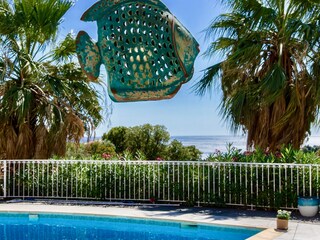 Cool clear bleu water in pool & sea