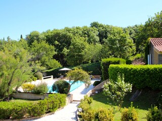 Blick von der Villa auf den Pool und die Cottages