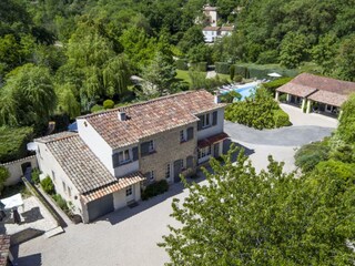 Blick von oben mit Villa, Pool und 2 Studio-Apartments