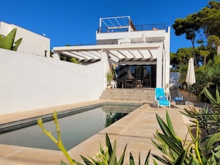 Außenansicht mit Terrasse und Pool