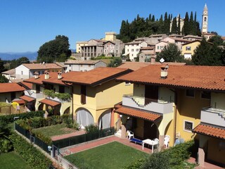 Die Appartements vor historischem Hintergrund