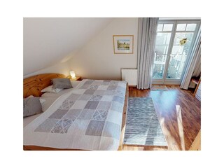 Schlafzimmer mit Balkon