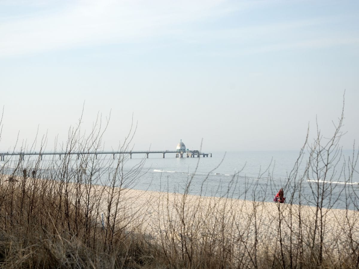 Strand mit Seebrücke und Tauchgondel