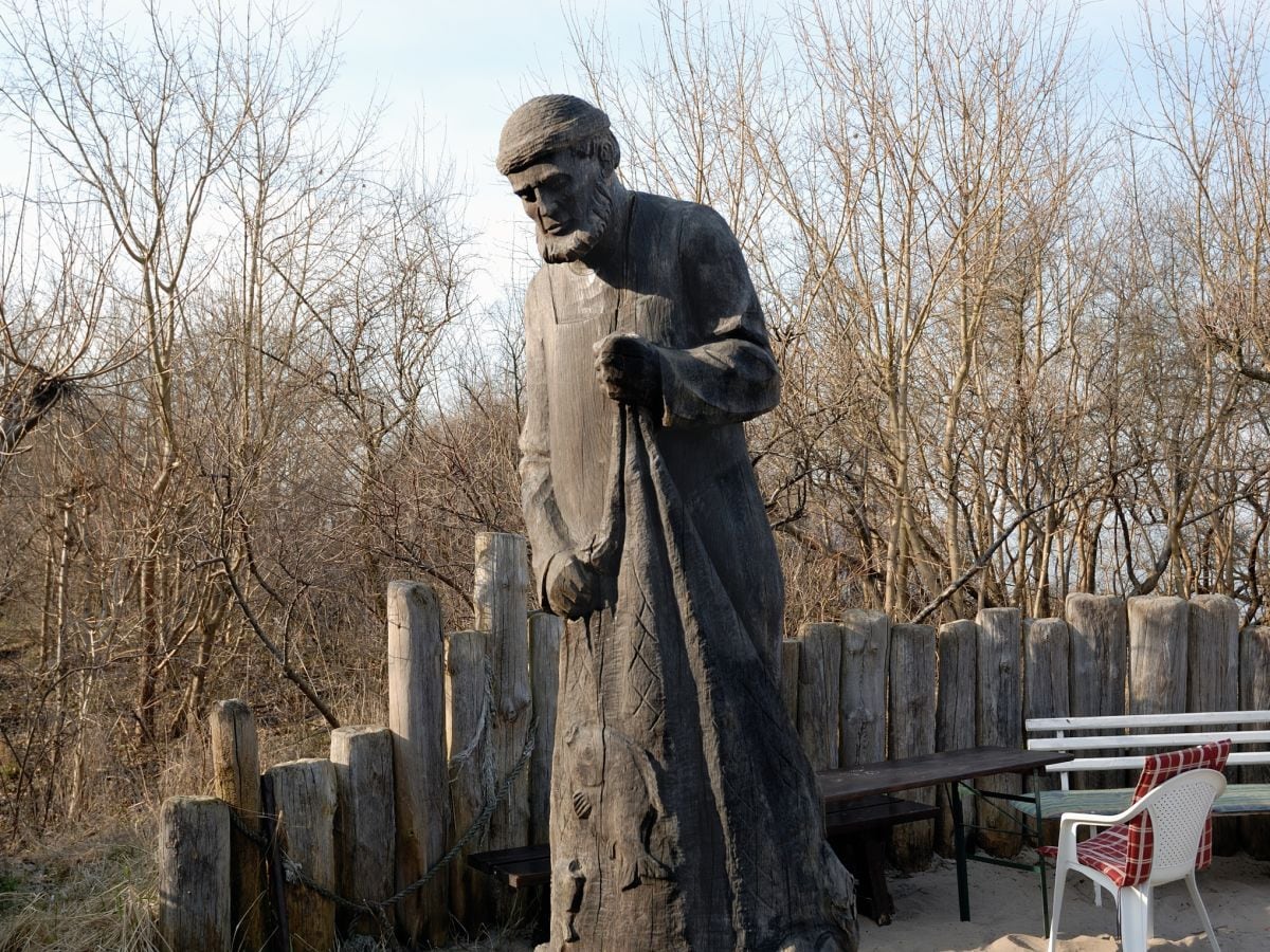 Holzfigur beim Fischer