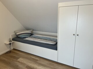 Schlafzimmer mit zwei Einzelbetten  im Dachgeschoss