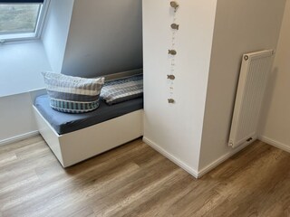 Schlafzimmer mit zwei Einzelbetten im Dachgeschoss