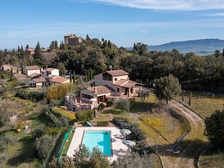 Villa mit Pool, am Horizont Volterra