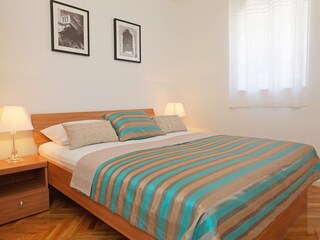 Schlafzimmer mit Doppelbett