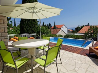 Terrasse mit Blick auf den Pool