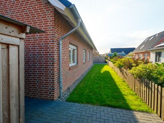 aussen hinter dem Haus