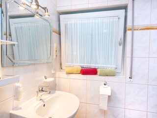 Bad mit Dusche und WC