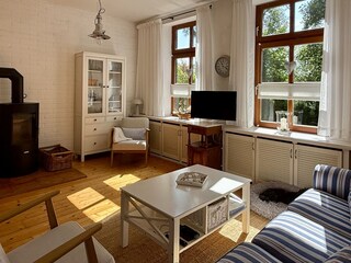 ...mit Kaminofen und TV...