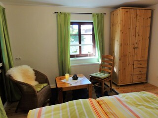 Schlafzimmer Blick in Blumenhof